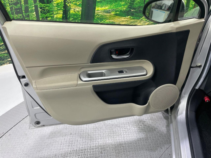 2013 Toyota Aqua DAA-NHP10 (UW-6a1f9b8844cf2)[27]