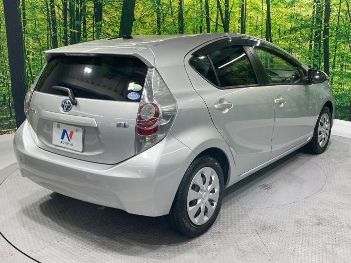 2013 Toyota Aqua DAA-NHP10 (UW-6a1f9b8844cf2)[16]