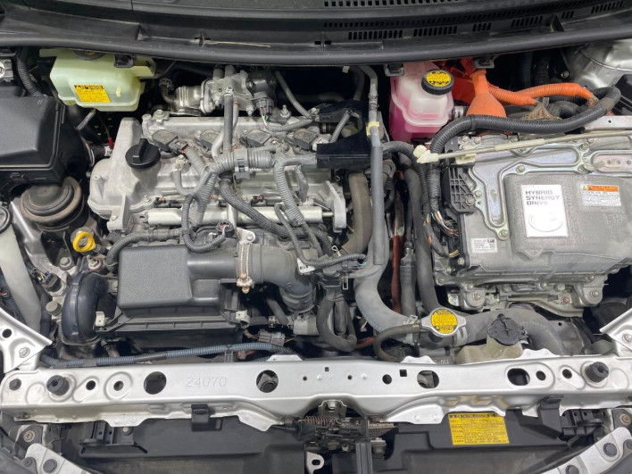 2013 Toyota Aqua DAA-NHP10 (UW-6a1f9b8844cf2)[4]