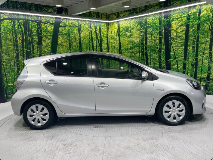 2013 Toyota Aqua DAA-NHP10 (UW-6a1f9b8844cf2)[17]