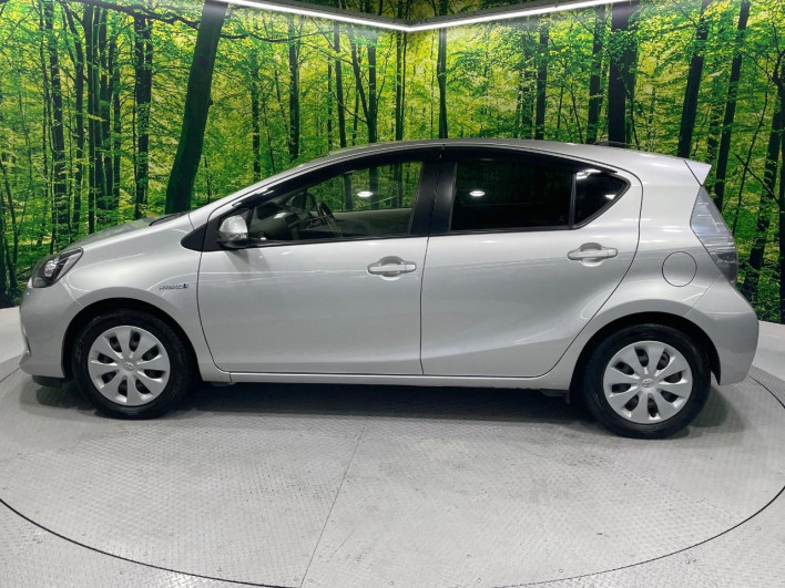 2013 Toyota Aqua DAA-NHP10 (UW-6a1f9b8844cf2)[13]