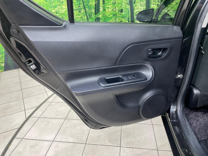 2014 Toyota Aqua DAA-NHP10 (UW-6a1f9b899245b)[24]