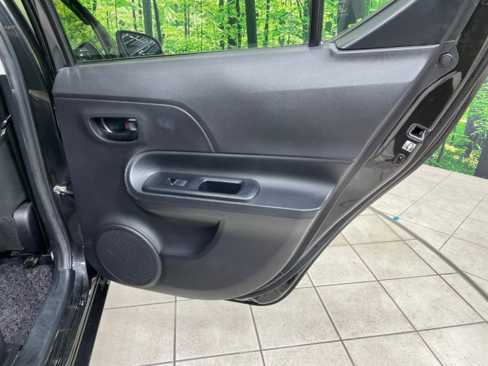 2014 Toyota Aqua DAA-NHP10 (UW-6a1f9b899245b)[21]