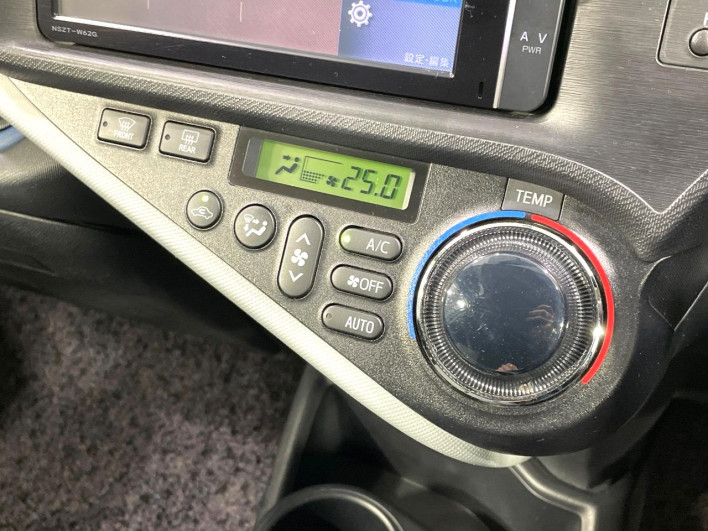 2014 Toyota Aqua DAA-NHP10 (UW-6a1f9b89cc2fe)[21]