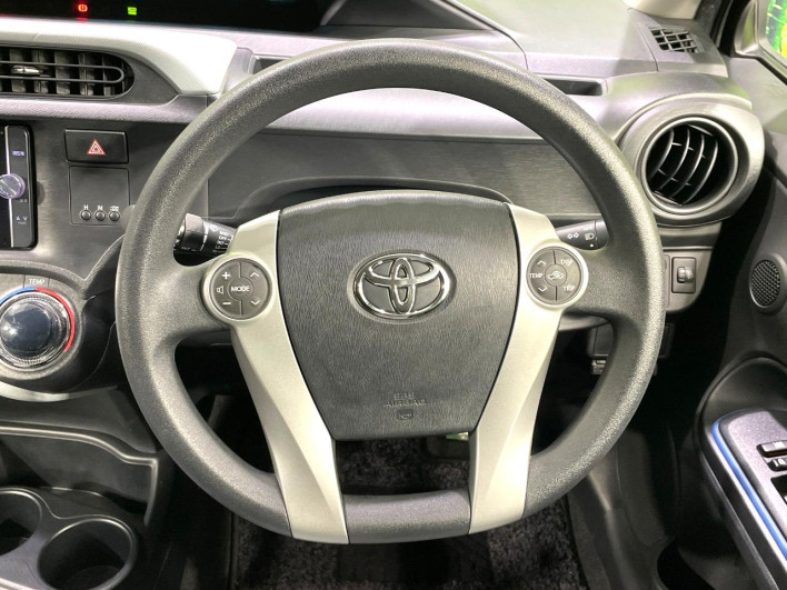 2014 Toyota Aqua DAA-NHP10 (UW-6a1f9b89cc2fe)[18]