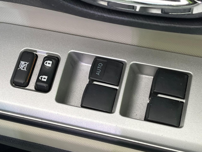 2013 Toyota Aqua DAA-NHP10 (UW-6a1f9b8c75063)[15]