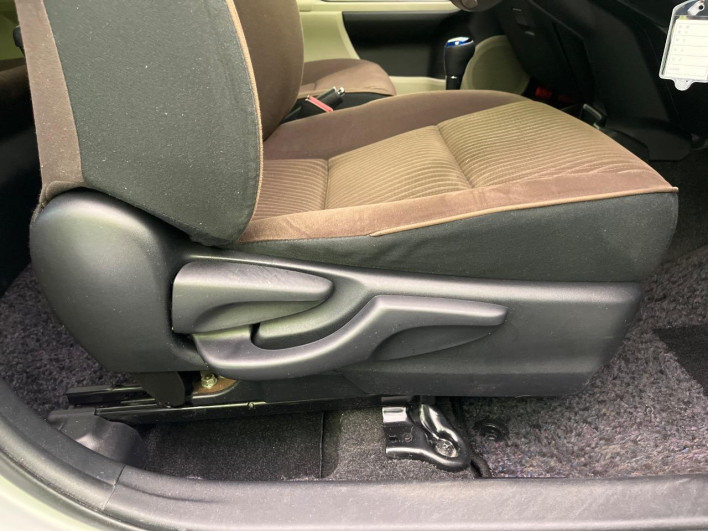 2013 Toyota Aqua DAA-NHP10 (UW-6a1f9b8c75063)[16]
