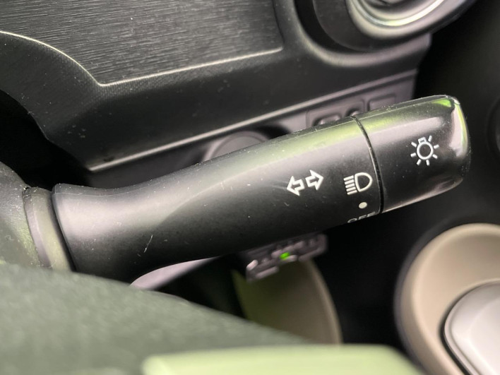 2013 Toyota Aqua DAA-NHP10 (UW-6a1f9b8c75063)[20]