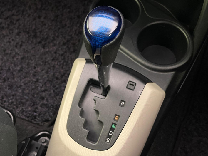 2013 Toyota Aqua DAA-NHP10 (UW-6a1f9b8c75063)[26]