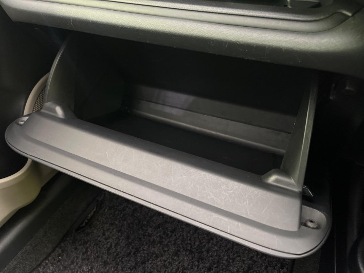 2013 Toyota Aqua DAA-NHP10 (UW-6a1f9b8c75063)[29]