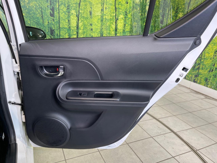 2015 Toyota Aqua DAA-NHP10 (UW-6a1f9b8e54e7a)[25]