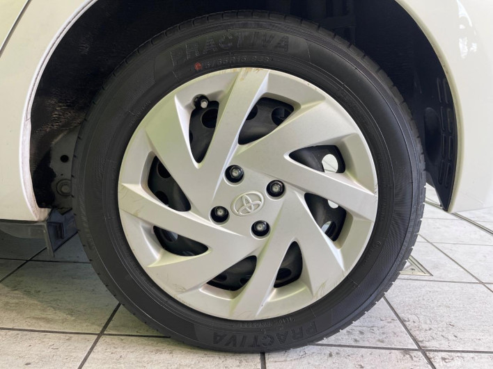 2015 Toyota Aqua DAA-NHP10 (UW-6a1f9b8e54e7a)[7]