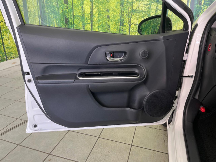 2015 Toyota Aqua DAA-NHP10 (UW-6a1f9b8e54e7a)[11]