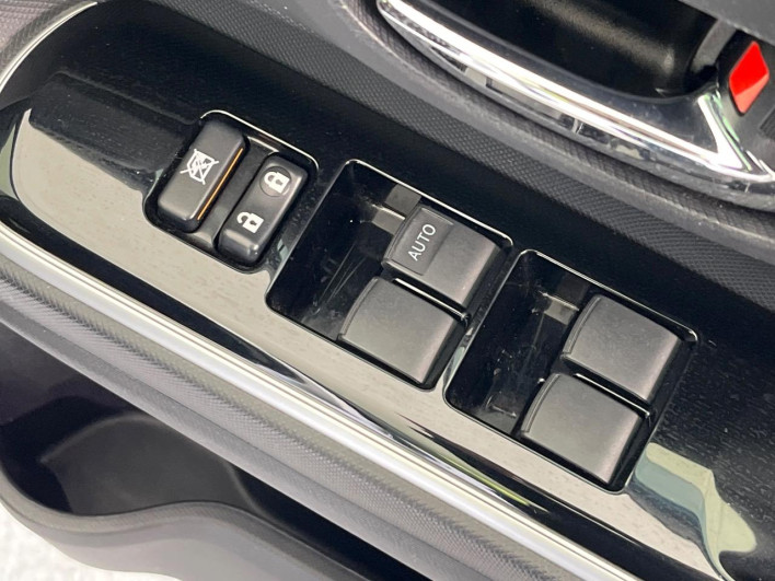 2015 Toyota Aqua DAA-NHP10 (UW-6a1f9b8e54e7a)[29]