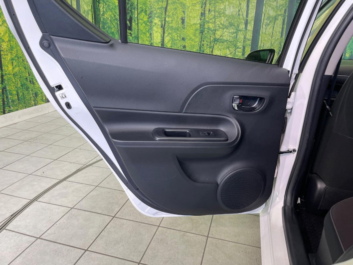 2015 Toyota Aqua DAA-NHP10 (UW-6a1f9b8e54e7a)[8]