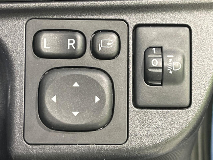 2017 Toyota Aqua DAA-NHP10 (UW-6a1f9b8f62607)[15]