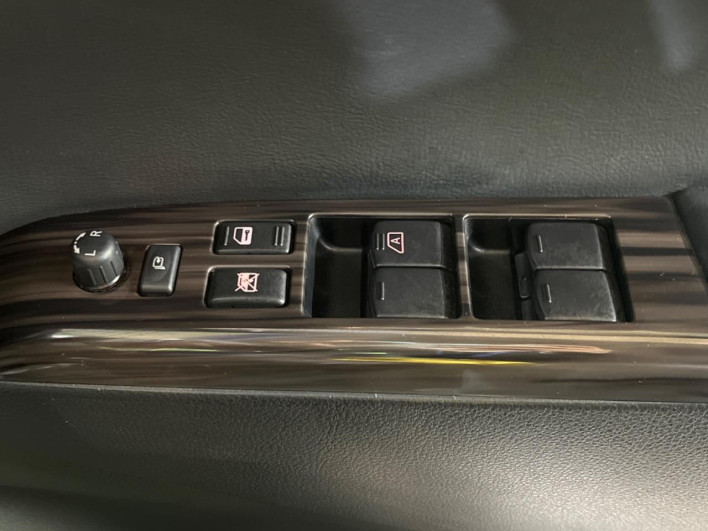 2016 Nissan Elgrand DBA-TE52 (UW-6a1f9bc86ab2e)[10]