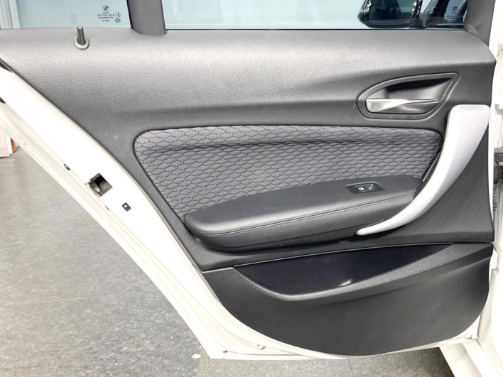 2017 BMW 1 Series DBA-1S30 (UW-6a1f9bd7a11c3)[13]