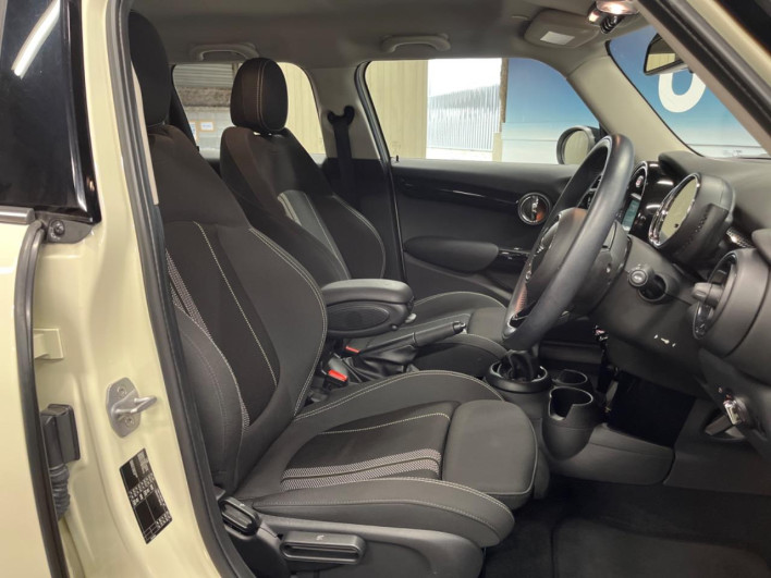 2016 Rover Mini DBA-XS20 (UW-6a1f9be30ea25)[18]