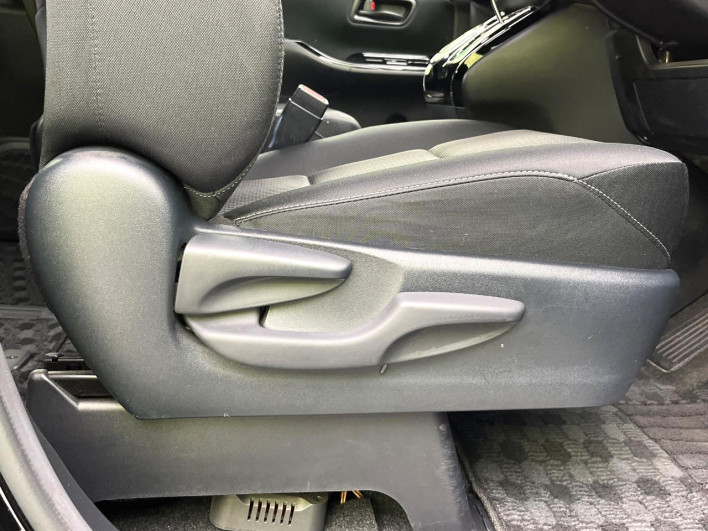 2017 Toyota Noah DBA-ZRR80W (UW-6a1f9bf05e71c)[27]