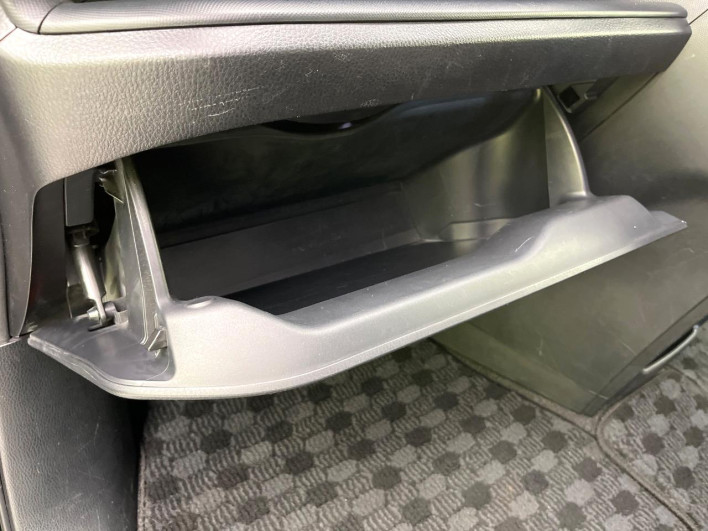 2017 Toyota Noah DBA-ZRR80W (UW-6a1f9bf05e71c)[12]