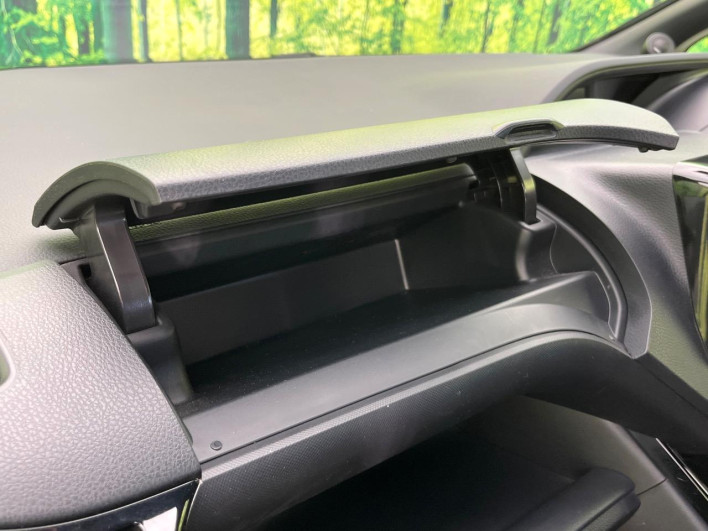 2017 Toyota Noah DBA-ZRR80W (UW-6a1f9bf05e71c)[11]