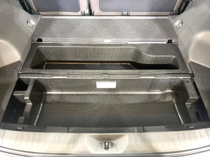 2013 Toyota Prius α DAA-ZVW41W (UW-6a1f9c0400997)[29]