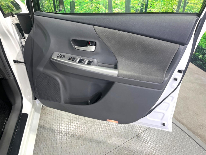 2013 Toyota Prius α DAA-ZVW41W (UW-6a1f9c0400997)[23]