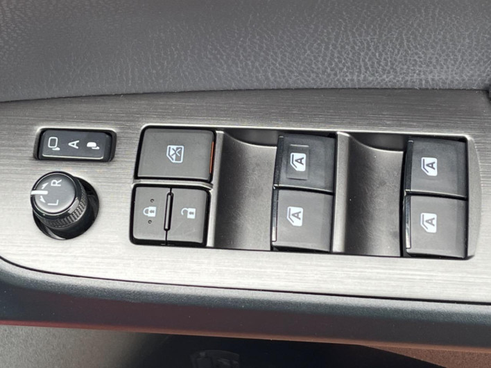 2017 Toyota Prius PHV DLA-ZVW52 (UW-6a1f9c0d5da08)[28]