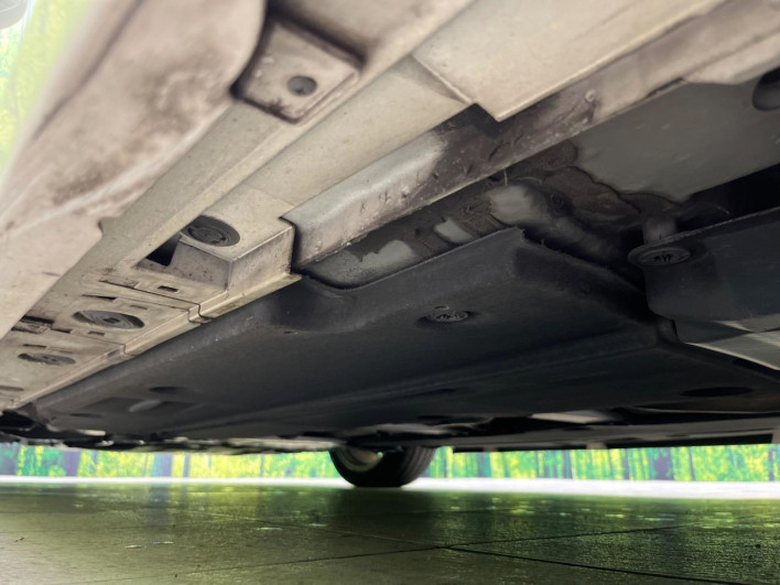 2018 Toyota Prius PHV DLA-ZVW52 (UW-6a1f9c0e0633f)[22]