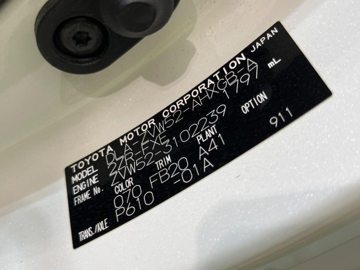 2018 Toyota Prius PHV DLA-ZVW52 (UW-6a1f9c0e0633f)[1]