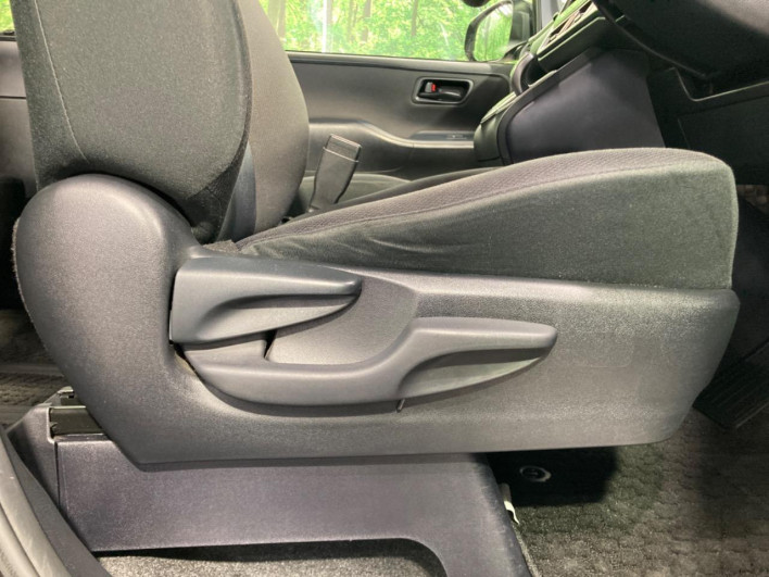 2014 Toyota Voxy DAA-ZWR80G (UW-6a1f9c13b4ca4)[23]