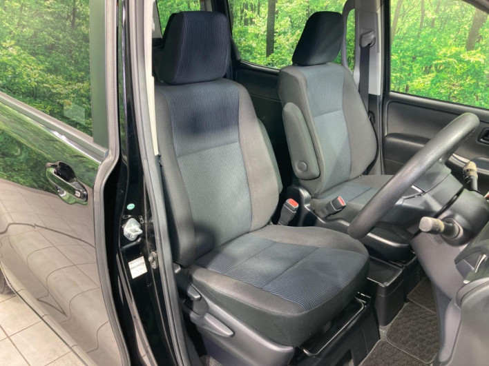 2014 Toyota Voxy DAA-ZWR80G (UW-6a1f9c13b4ca4)[22]