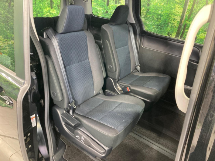 2014 Toyota Voxy DAA-ZWR80G (UW-6a1f9c13b4ca4)[24]