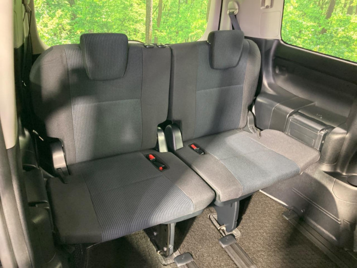 2014 Toyota Voxy DAA-ZWR80G (UW-6a1f9c13b4ca4)[25]