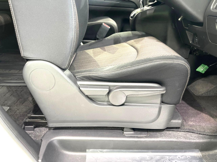 2014 Nissan Serena DAA-HFC26 (UW-6a20ec366831d)[13]