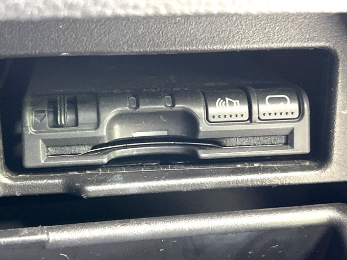 2014 Nissan Serena DAA-HFC26 (UW-6a20ec366831d)[17]