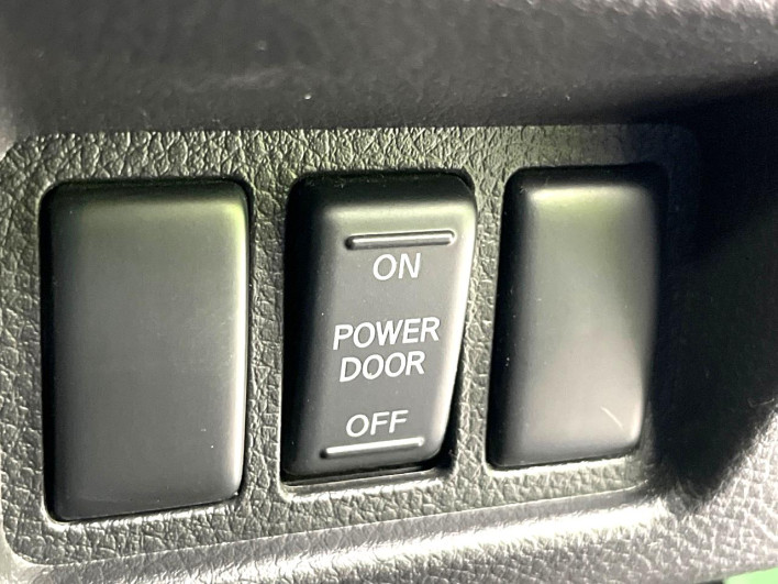 2014 Nissan Serena DAA-HFC26 (UW-6a20ec366831d)[18]