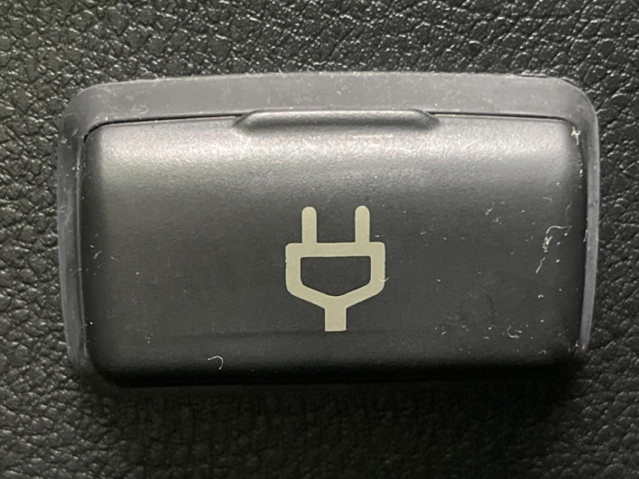 2015 Nissan Serena DAA-HFC26 (UW-6a20ec369770e)[11]