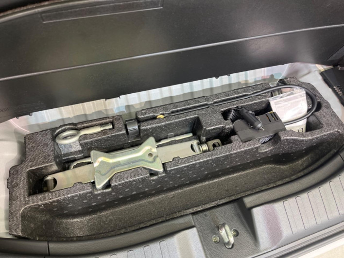 2019 Honda N-BOX CUSTOM DBA-JF3 (UW-6a20ec5ab0825)[26]