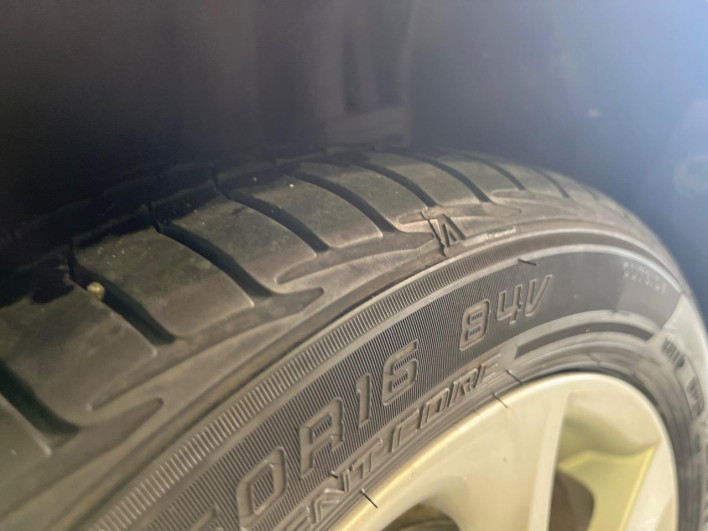 2013 Toyota Aqua DAA-NHP10 (UW-6a20ed384bc6d)[14]