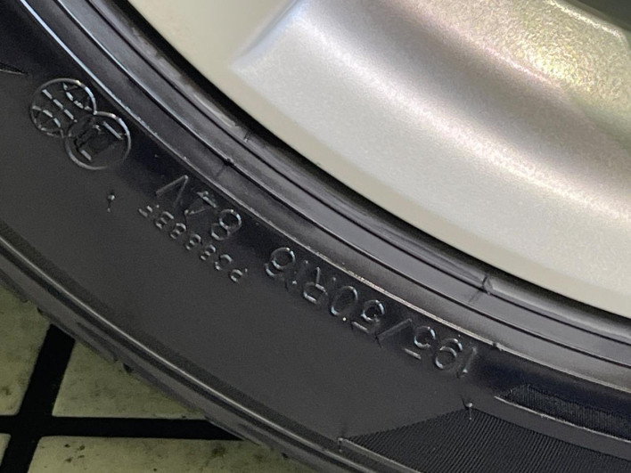 2013 Toyota Aqua DAA-NHP10 (UW-6a20ed384bc6d)[13]