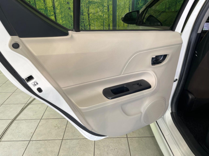 2013 Toyota Aqua DAA-NHP10 (UW-6a20ed384bc6d)[16]