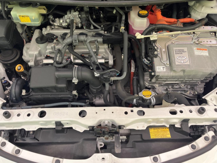 2013 Toyota Aqua DAA-NHP10 (UW-6a20ed384bc6d)[8]