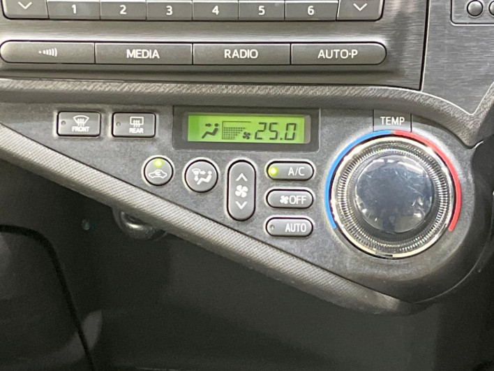 2014 Toyota Aqua DAA-NHP10 (UW-6a20ed389667c)[26]