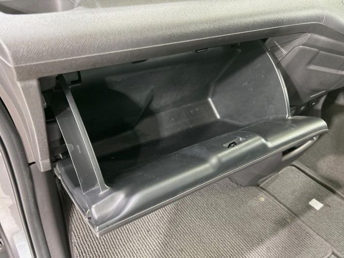 2012 Honda Step Wagon DBA-RK1 (UW-6a20ed57bf709)[28]