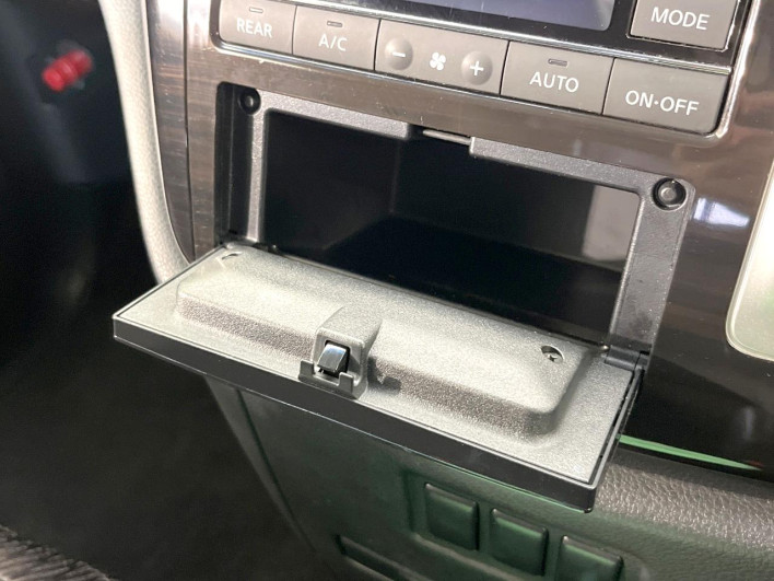 2019 Nissan Elgrand DBA-TE52 (UW-6a20ed7d8ba8e)[25]