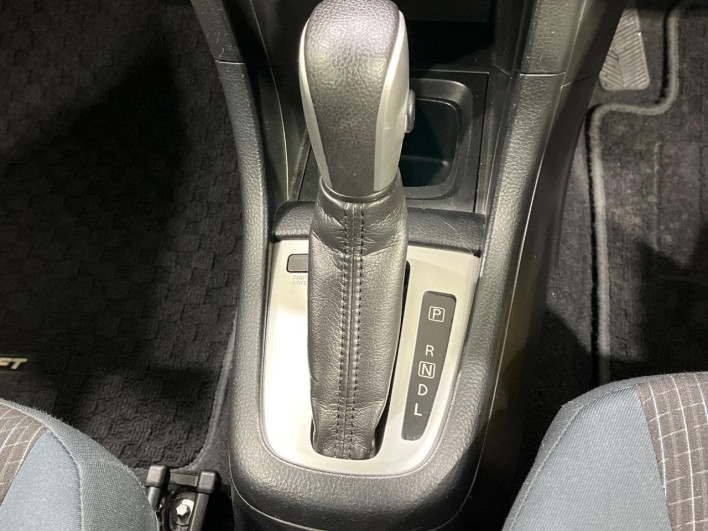 2015 Suzuki Swift DBA-ZC72S (UW-6a20eda46d97f)[16]