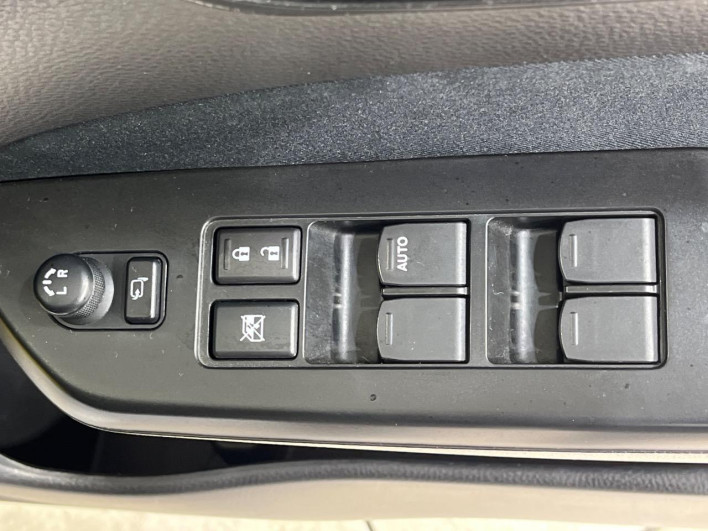 2015 Suzuki Swift DBA-ZC72S (UW-6a20eda46d97f)[24]