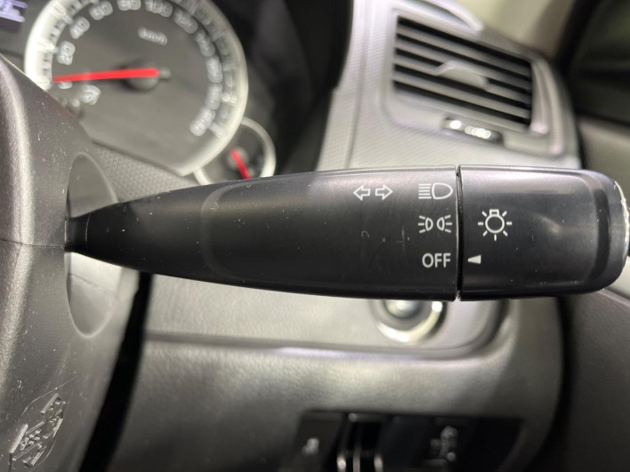 2015 Suzuki Swift DBA-ZC72S (UW-6a20eda46d97f)[22]